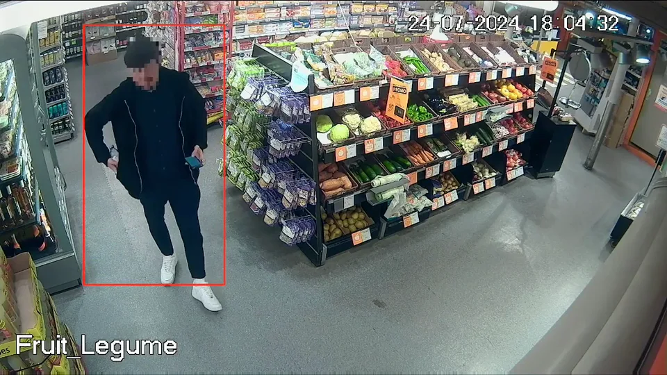 Image d’un événement signalé dans un commerce, visage anonymisé